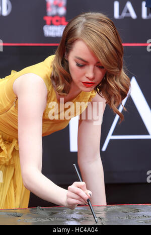 Hollywood, CA. 07Th Dec, 2016. Emma Stone, à Ryan Gosling et Emma Stone part à la cérémonie de l'empreinte et Théâtre chinois de Grauman IMAX, Californie le 07 décembre 2016. Credit : Faye Sadou/media/Alamy Punch Live News Banque D'Images