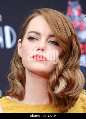 Hollywood, CA. 07Th Dec, 2016. Emma Stone, à Ryan Gosling et Emma Stone part à la cérémonie de l'empreinte et Théâtre chinois de Grauman IMAX, Californie le 07 décembre 2016. Credit : Faye Sadou/media/Alamy Punch Live News Banque D'Images