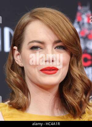 Hollywood, CA. 07Th Dec, 2016. Emma Stone, à Ryan Gosling et Emma Stone part à la cérémonie de l'empreinte et Théâtre chinois de Grauman IMAX, Californie le 07 décembre 2016. Credit : Faye Sadou/media/Alamy Punch Live News Banque D'Images