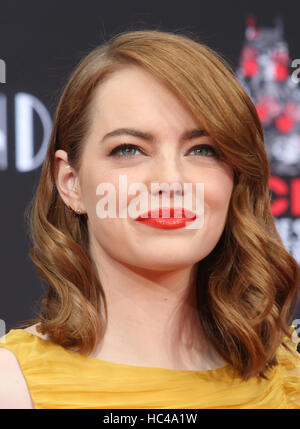 Hollywood, CA. 07Th Dec, 2016. Emma Stone, à Ryan Gosling et Emma Stone part à la cérémonie de l'empreinte et Théâtre chinois de Grauman IMAX, Californie le 07 décembre 2016. Credit : Faye Sadou/media/Alamy Punch Live News Banque D'Images