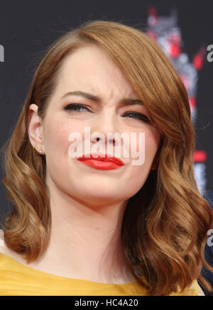 Hollywood, CA. 07Th Dec, 2016. Emma Stone, à Ryan Gosling et Emma Stone part à la cérémonie de l'empreinte et Théâtre chinois de Grauman IMAX, Californie le 07 décembre 2016. Credit : Faye Sadou/media/Alamy Punch Live News Banque D'Images