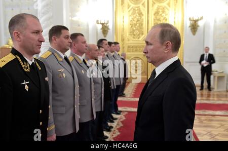 Moscou, Russie. 07Th Dec, 2016. Le président russe Vladimir Poutine salue des officiers militaires au cours d'une cérémonie de promotion au Kremlin, le 7 décembre 2016 à Moscou, Russie. Credit : Planetpix/Alamy Live News Banque D'Images