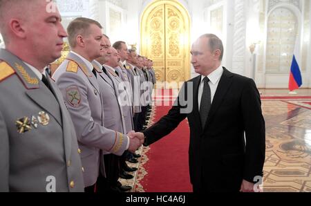 Moscou, Russie. 07Th Dec, 2016. Le président russe Vladimir Poutine salue des officiers militaires au cours d'une cérémonie de promotion au Kremlin, le 7 décembre 2016 à Moscou, Russie. Credit : Planetpix/Alamy Live News Banque D'Images