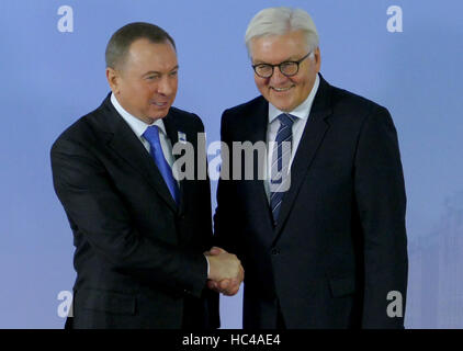 Hambourg, Allemagne. 8 décembre 2016 : Ministre Monsieur Frank-Walter Steinmeier se félicite Vladimir Makei, Ministre des affaires étrangères du Bélarus à la 23e Conseil ministériel de l'OSCE à Hambourg : Crédit Ognjen Stevanovic/Alamy Live News Banque D'Images