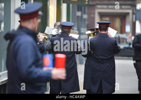 St Martins, London, UK. 8 décembre 2016. Une Armée du Salut de cuivres jouant des chants de Noël traditionnels. Banque D'Images