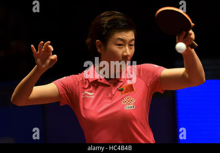 Doha, Qatar. 8e Dec 2016. Ding de Ning Chine renvoie un coup de Lee Ho Ching de Hong Kong de la Chine au cours de la femmes ronde de 16 match du Qatar ITTF World Tour 2016 Grand Finale à Doha, capitale du Qatar, le 8 décembre 2016. Ding Ning a remporté 4-0. Credit : Nikku/Xinhua/Alamy Live News Banque D'Images