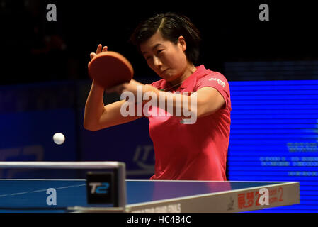 Doha, Qatar. 8e Dec 2016. Ding de Ning Chine renvoie un coup de Lee Ho Ching de Hong Kong de la Chine au cours de la femmes ronde de 16 match du Qatar ITTF World Tour 2016 Grand Finale à Doha, capitale du Qatar, le 8 décembre 2016. Ding Ning a remporté 4-0. Credit : Nikku/Xinhua/Alamy Live News Banque D'Images