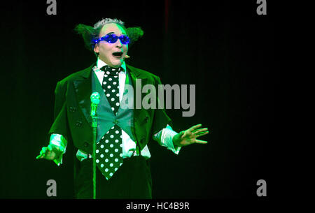 Stuttgart, Allemagne. 07Th Dec, 2016. Le clown Housch-ma-Housch sur scène pour le Monde du Cirque de Noël à Stuttgart, Allemagne, 07 décembre 2016. Photo : Christoph Schmidt/dpa/Alamy Live News Banque D'Images