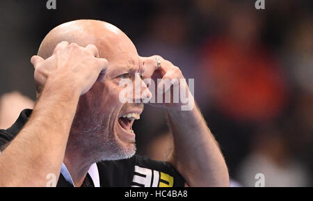 L'entraîneur de Goeppingen Magnus Andersson donne des directives à ses joueurs depuis les coulisses pendant le match de Bundesliga allemande de handball entre Stuttgart et TVB frisch auf Goeppingen dans la Porsche Arena, Stuttgart, Allemagne, 07 décembre 2016. Photo : Marijan Murat/dpa Banque D'Images