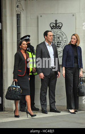 Londres, Royaume-Uni. 8e Dec 2016. , Gina Miller arrive accompagné de sa sécurité sur le quatrième jour. La Cour suprême dans la place du Parlement que la décision Brexit re le référendum est en appel. Credit : JOHNNY ARMSTEAD/Alamy Live News Banque D'Images