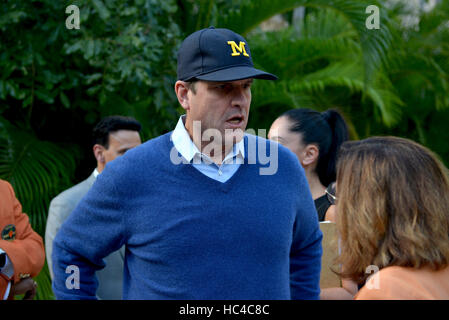 Hollywood, Floride, USA. 07Th Dec, 2016. Les entraîneurs en chef du Michigan Jim Harbaugh assiste à 2016 Capital One Bowl Orange Entraîneurs, conférence de presse au Seminole Hard Rock Hotel le mercredi 7 décembre 2016 à Hollywood, en Floride. Le Michigan et la Floride Etat va jouer les uns les autres 30 décembre, au cours de l'Orange Bowl au Hard Rock Stadium de Miami Gardens, Floridaa. Credit : Mpi10/media/Alamy Punch Live News Banque D'Images