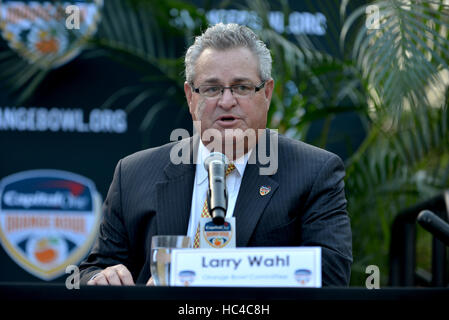 Hollywood, Floride, USA. 07Th Dec, 2016. Larry Wahl assiste à 2016 Capital One Bowl Orange Entraîneurs, conférence de presse au Seminole Hard Rock Hotel le mercredi 7 décembre 2016 à Hollywood, en Floride. Le Michigan et la Floride Etat va jouer les uns les autres 30 décembre, au cours de l'Orange Bowl au Hard Rock Stadium de Miami Gardens, Floridaa. Credit : Mpi10/media/Alamy Punch Live News Banque D'Images