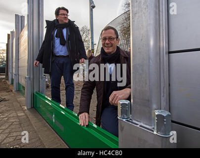 Brême, Allemagne. Le 08 mai 2016. Le ministre de l'économie de Brême Martin Guenthner (SPD) permet de monter la nouvelle barrière de protection contre les inondations mobile lors d'une manifestation devant le stade Weser à Brême, Allemagne, 08 décembre 2016. Le mur est conçu pour compléter une deuxième, mur permanent autour du stade de foot en cas de crues éclair. Photo : Ingo Wagner/dpa/Alamy Live News Banque D'Images