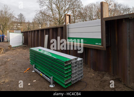 Brême, Allemagne. Le 08 mai 2016. La nouvelle barrière de protection contre les inondations mobile lors d'une manifestation devant le stade Weser à Brême, Allemagne, 08 décembre 2016. Le mur est conçu pour compléter une deuxième, mur permanent autour du stade de foot en cas de crues éclair. Photo : Ingo Wagner/dpa/Alamy Live News Banque D'Images