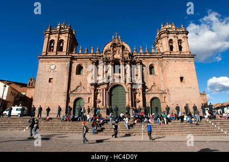 La Cathédrale de Cuzco sur la Plaza de Armas. Cuzco. Situé dans les Andes péruviennes, Cuzco, élaboré en vertu de la règle de l'Inca Pachacutec, dans un milieu urbain complexe c Banque D'Images