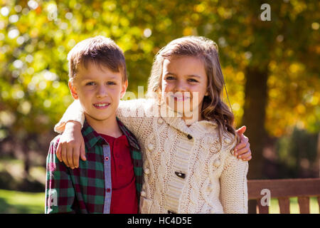 Portrait of smiling à park Banque D'Images