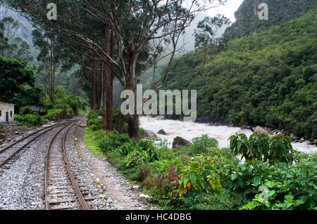 De l'Inca. Train de luxe au Pérou de Cuzco à Machu Picchu. Orient Express. Belmond. Depuis la voie par laquelle le train passe est possible de voir quelques p Banque D'Images