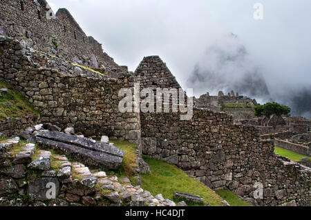 L'intérieur du complexe archéologique de Machu Picchu. Machu Picchu est une ville située dans la cordillère des Andes, au Pérou moderne. Il se trouve à 43 milles à l'northwe Banque D'Images