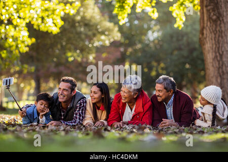 Homme avec une famille heureuse de prendre selfies Banque D'Images