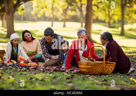 Happy Family relaxing at park Banque D'Images