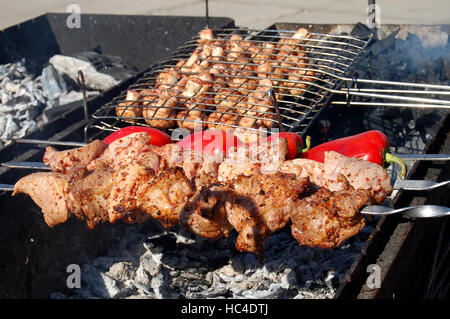 Chachlik. Préparation de la viande barbecue shish kebab sur les brochettes, cuire les aliments. Banque D'Images