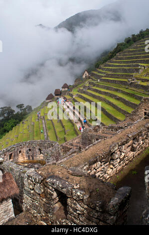 Terrasses à l'intérieur du complexe archéologique de Machu Picchu. Machu Picchu est une ville située dans la cordillère des Andes, au Pérou moderne. Il se trouve à 43 km Banque D'Images