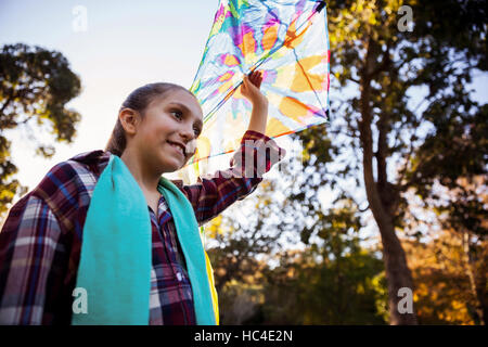 Low angle view of girl holding kite Banque D'Images