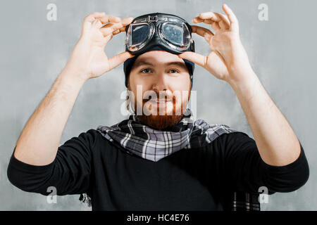 Garçon rétro pilote. L'homme porte des lunettes, de l'image fantastique Aviator Banque D'Images