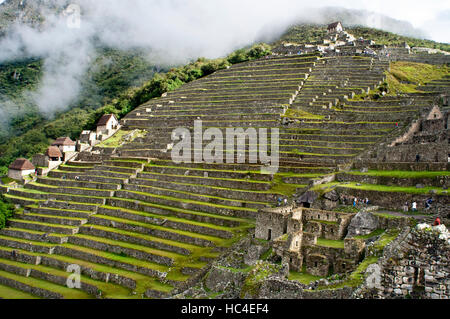 Terrasses à l'intérieur du complexe archéologique de Machu Picchu. Machu Picchu est une ville située dans la cordillère des Andes, au Pérou moderne. Il se trouve à 43 km Banque D'Images