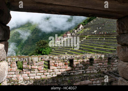 Terrasses à l'intérieur du complexe archéologique de Machu Picchu. Machu Picchu est une ville située dans la cordillère des Andes, au Pérou moderne. Il se trouve à 43 km Banque D'Images