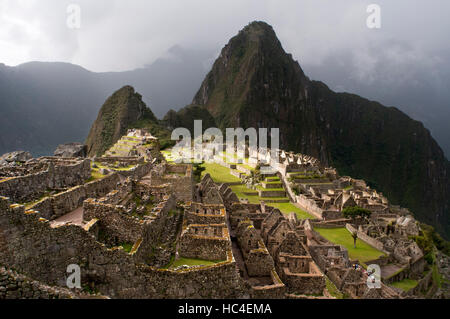 L'intérieur du complexe archéologique de Machu Picchu. Machu Picchu est une ville située dans la cordillère des Andes, au Pérou moderne. Il se trouve à 43 milles à l'northwe Banque D'Images