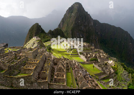 L'intérieur du complexe archéologique de Machu Picchu. Machu Picchu est une ville située dans la cordillère des Andes, au Pérou moderne. Il se trouve à 43 milles à l'northwe Banque D'Images