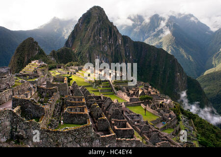 Vue sur le Machu Picchu paysage. Machu Picchu est une ville située dans la cordillère des Andes, au Pérou moderne. Il se trouve à 43 milles au nord-ouest de Cuzco à Banque D'Images