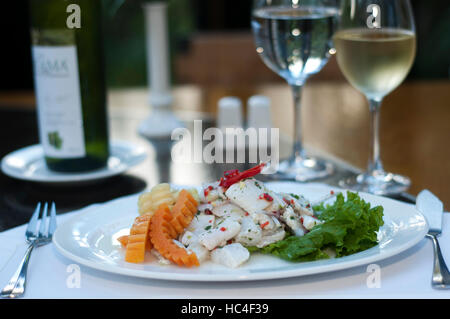 L'un des plats les plus délicieux de la Sanctuary Lodge est le Pejerey avec Ceviche de crevettes cuites et de maïs, cuit aussi avec du citron. Belmond Sanctuary Banque D'Images