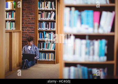Student using laptop in library Banque D'Images
