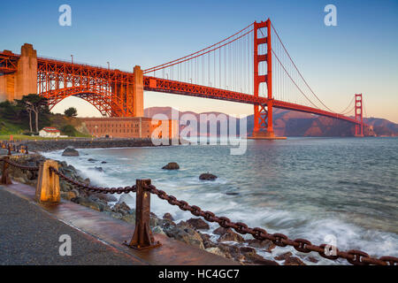 San Francisco. Image du Golden Gate Bridge à San Francisco, Californie pendant le lever du soleil. Banque D'Images