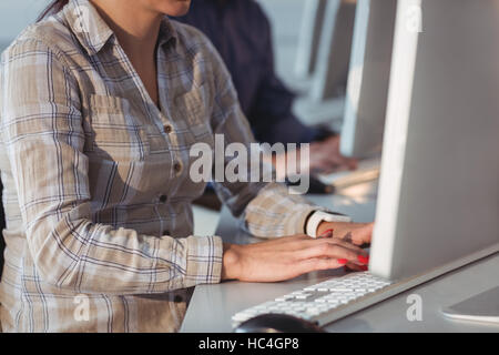 Mature student using computer Banque D'Images