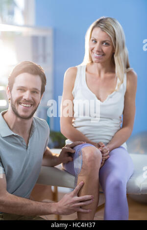 Physiotherapist examining patients féminins genou avec goniomètre Banque D'Images