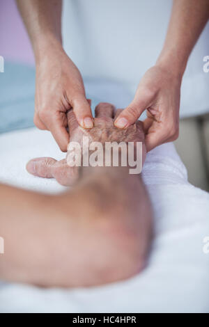 Physiothérapeute massage des mains donnant à un patient Banque D'Images