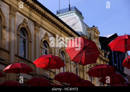 Parapluies rouges sont suspendues au-dessus de la rue Knez Mihailova ou Prince Michael, rue Kneza Mihaila correctement la zone piétonne principale et des magasins dans la ville de Belgrade, capitale de la République de Serbie Banque D'Images