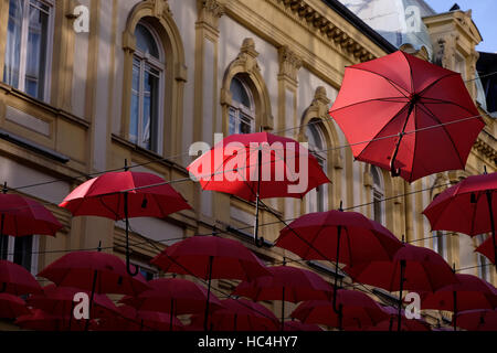 Parapluies rouges sont suspendues au-dessus de la rue Knez Mihailova ou Prince Michael, rue Kneza Mihaila correctement la zone piétonne principale et des magasins dans la ville de Belgrade, capitale de la République de Serbie Banque D'Images