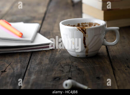 Occupé à travailler 24 avec ses vitraux espresso cup Banque D'Images