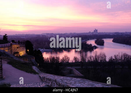 Au coucher du soleil Vue de la confluence de la rivière Sava dans le Danube à partir de la forteresse de Kalemegdan dans la ville de Belgrade, capitale de la République de Serbie Banque D'Images