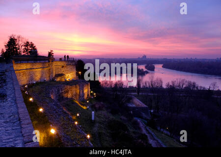 Au coucher du soleil Vue de la confluence de la rivière Sava dans le Danube à partir de la forteresse de Kalemegdan dans la ville de Belgrade, capitale de la République de Serbie Banque D'Images