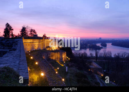 Au coucher du soleil Vue de la confluence de la rivière Sava dans le Danube à partir de la forteresse de Kalemegdan dans la ville de Belgrade, capitale de la République de Serbie Banque D'Images