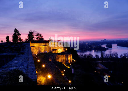 Au coucher du soleil Vue de la confluence de la rivière Sava dans le Danube à partir de la forteresse de Kalemegdan dans la ville de Belgrade, capitale de la République de Serbie Banque D'Images