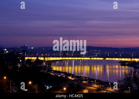 Voir au coucher du soleil de Branko's bridge ou Brankov plus connecter le centre-ville avec l'ensemble de la nouvelle Belgrade Save dans la ville de Belgrade, capitale de la République de Serbie Banque D'Images