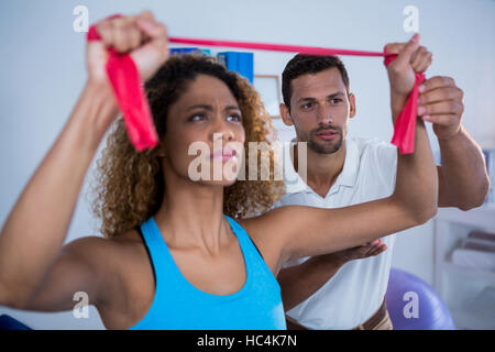 La correction de position physiothérapeute female patient Banque D'Images