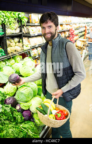 Portrait d'un homme d'acheter des légumes dans organic shop Banque D'Images