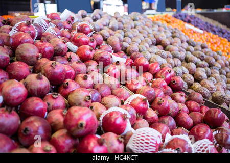 Variété de fruits dans la section des produits biologiques Banque D'Images